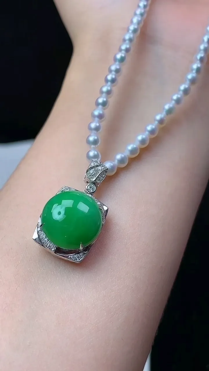 天然A货翡翠蛋面项链，尺寸24-13.6-10.6，裸石13.4，重量:13.19g
11月26日