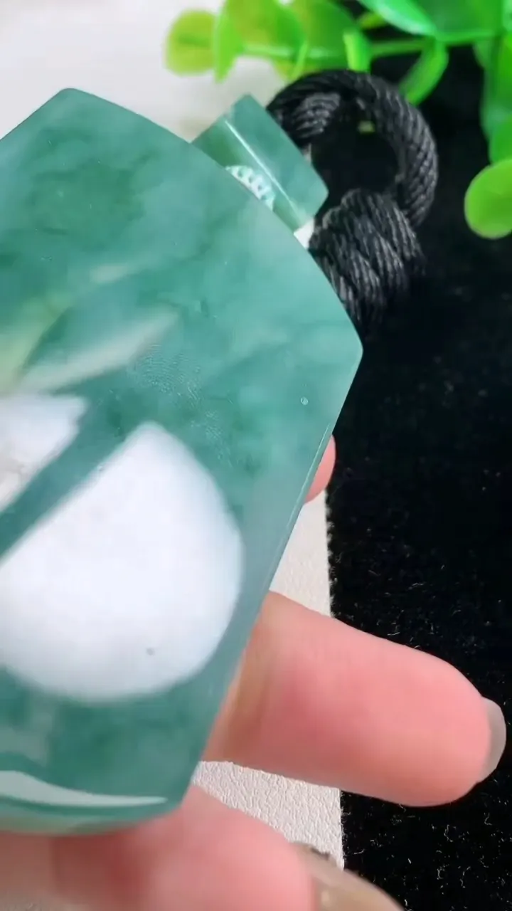 天然A货翡翠无事牌吊坠，尺寸74-46.4-7.7，重量:86.12g
11月26日