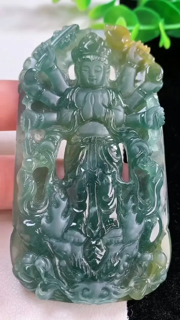 天然A货翡翠双彩千手观音吊坠，尺寸82-44-7，重:52.13g
11月26日