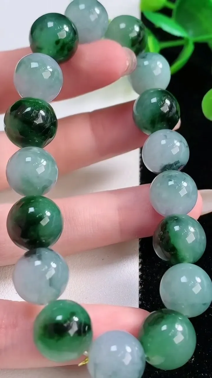 天然A货翡翠飘花圆珠手串，尺寸12.3-17颗，重量:58.43g11月26日
工厂直销收藏佳品,种好水足，色泽均匀，有种有色，上手高大气！