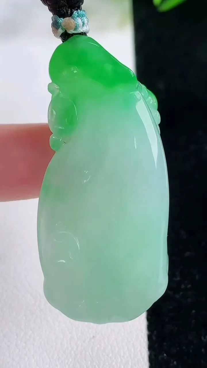 天然A货翡翠莲蓬吊坠，尺寸43.8-21-9.6，重量:21.48g
11月26日