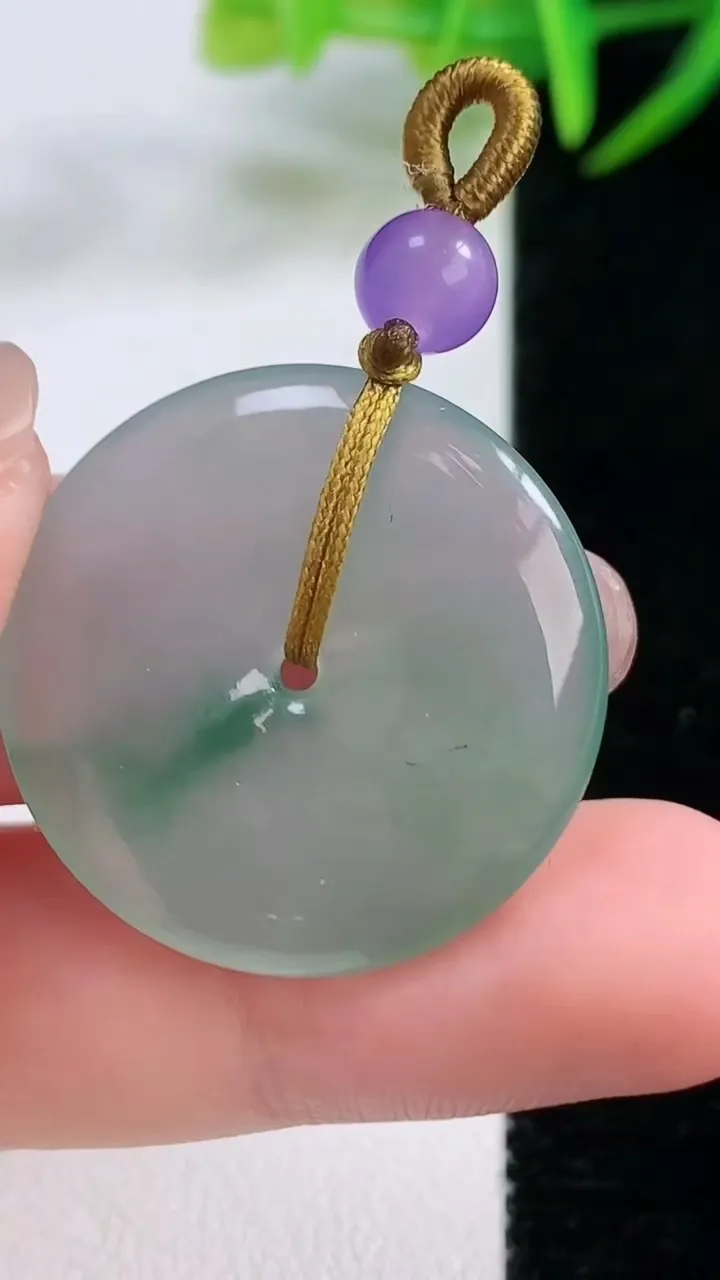 天然A货翡翠平安扣吊坠，尺寸27.2-4.8，重量:7.84g
11月26日