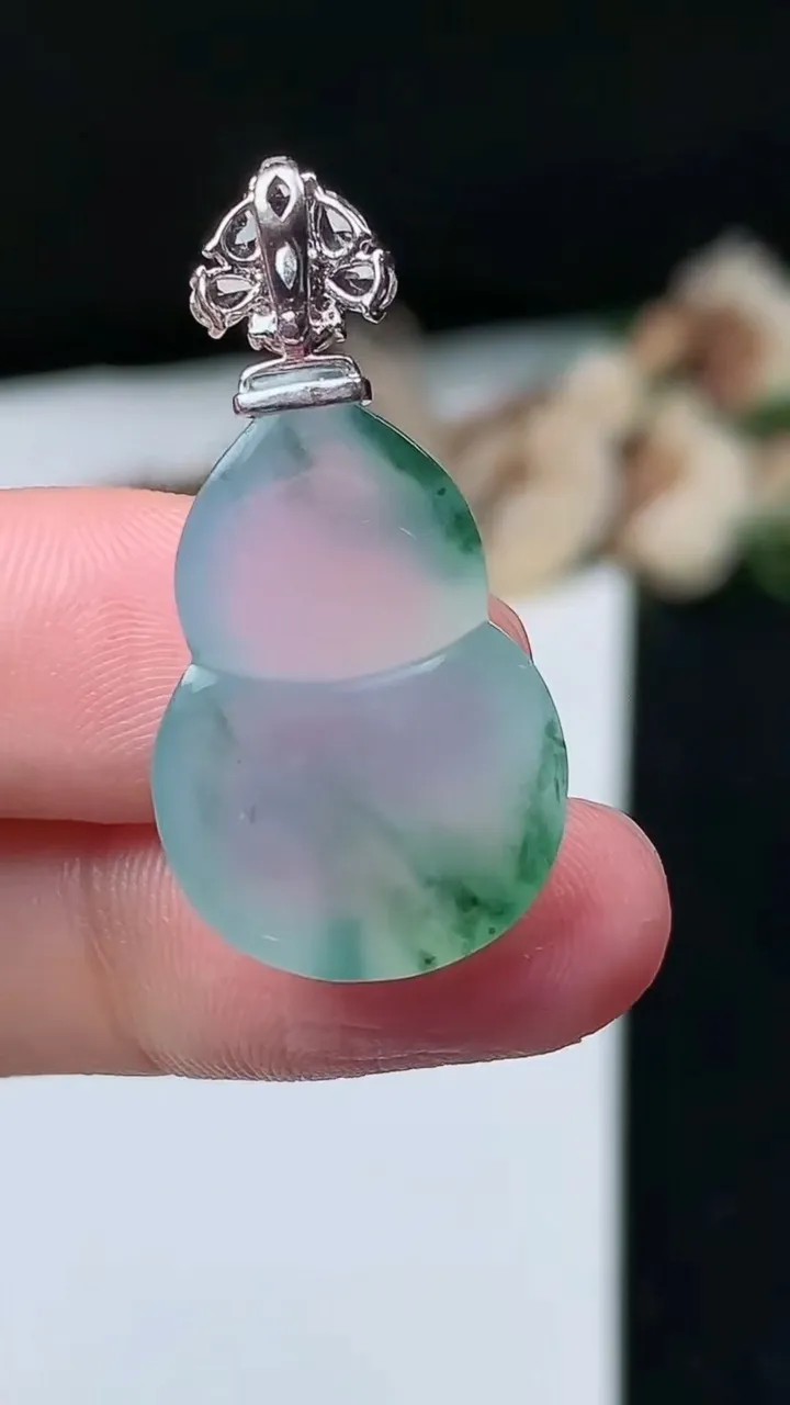天然A货翡翠飘花葫芦吊坠，尺寸23-15.9-6，重量:4.20g
11月26日