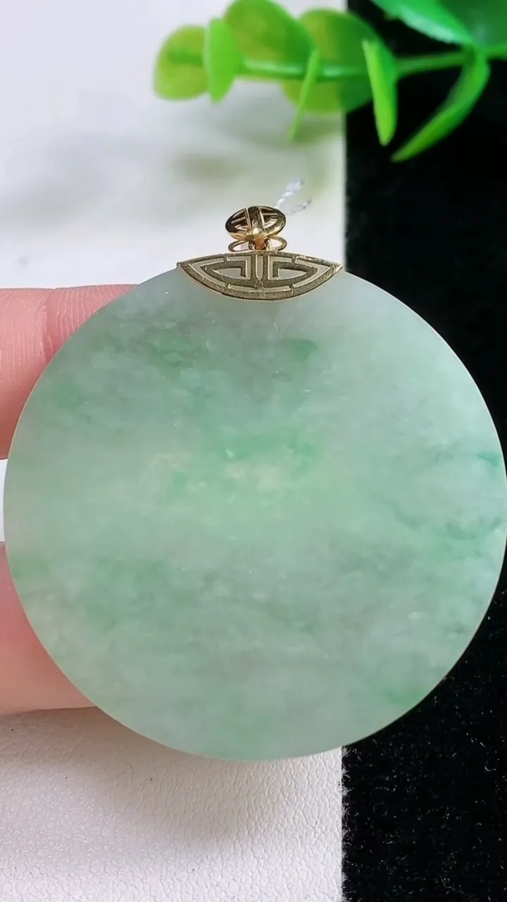 天然A货翡翠无事牌吊坠，尺寸44.8-3.6，重量:20.06g
11月26日