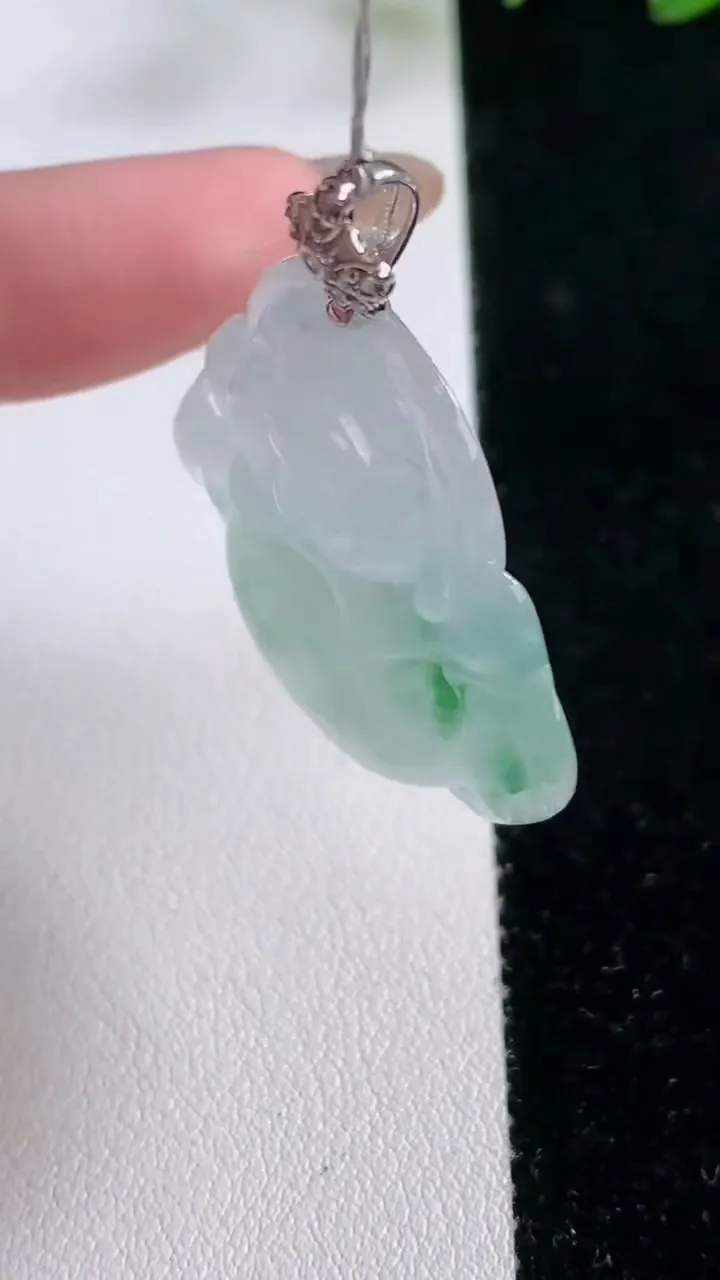 天然A货翡翠佛公吊坠，尺寸31.6-34-5.9，重量:10.30g
11月26日