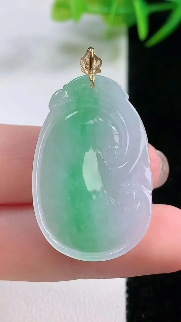 天然A货翡翠如意吊坠，尺寸33.4-22.7-4.7，重量:6.59g
11月26日