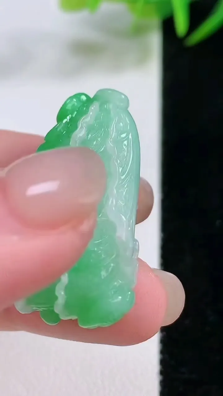 天然A货翡翠白菜吊坠，尺寸32.8-21-11.6，重量:11.80g
11月26日