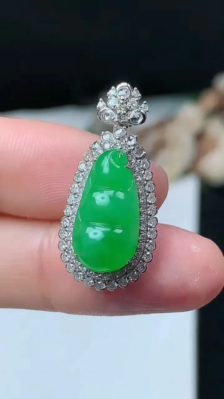 天然A货翡翠福豆吊坠，尺寸27.5-12.9-9.6裸石15.8-8.4，重量:3.85g
11月26日