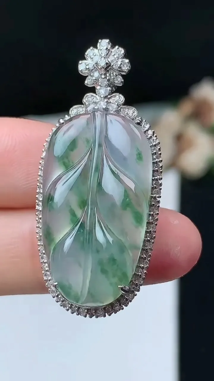 天然A货翡翠飘花金枝玉叶 叶子吊坠，尺寸40.2-18.2-9
11月26日