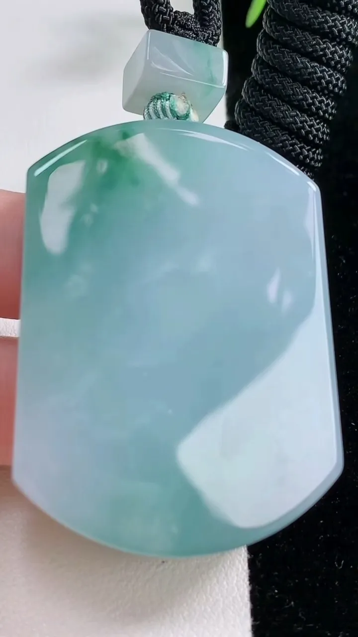 天然A货翡翠种飘花无事牌吊坠，尺寸52.5-38.6-10.5，重量:69.25g
11月26日