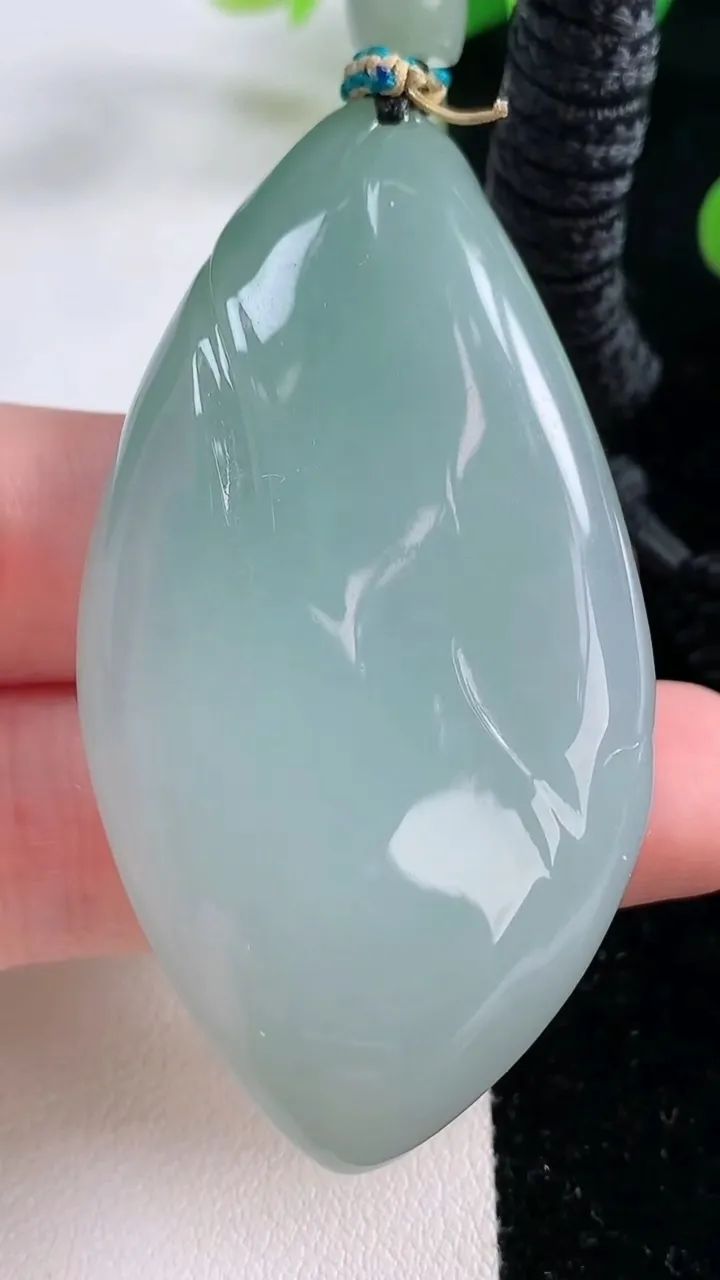 天然A货翡翠观音菩萨吊坠，尺寸60.5-31.8-11.6，重量:42.74g
11月26日