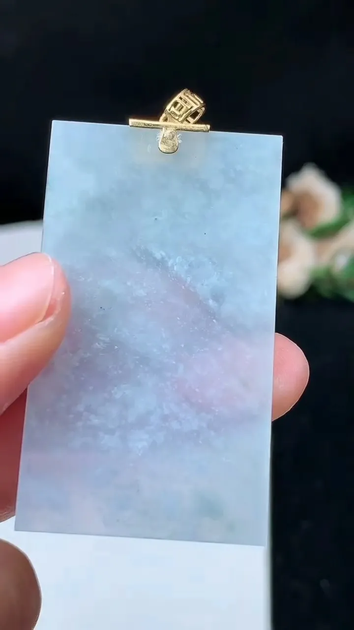 天然A货翡翠飘花无事牌吊坠，尺寸47.8-27.8-2.7，重量:13.02g
11月26日