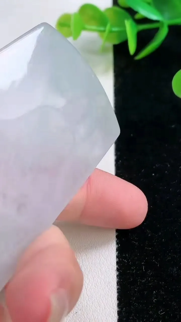 天然A货翡翠大日如来吊坠，尺寸71-42.8-4.5，重量:35.78g
11月26日