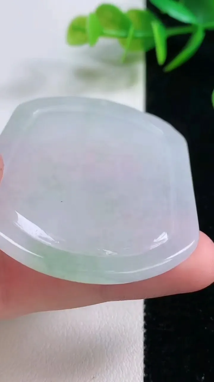 天然A货翡翠生肖鼠吊坠，尺寸52.5-44.8-5，重量:23.85g
11月26日