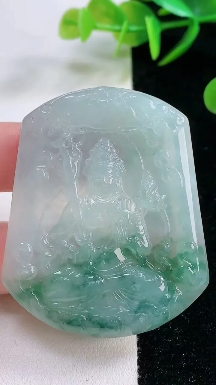 天然A货翡翠冰种飘花虚空藏菩萨吊坠，尺寸53-44-5，重量:25.72g
11月26日