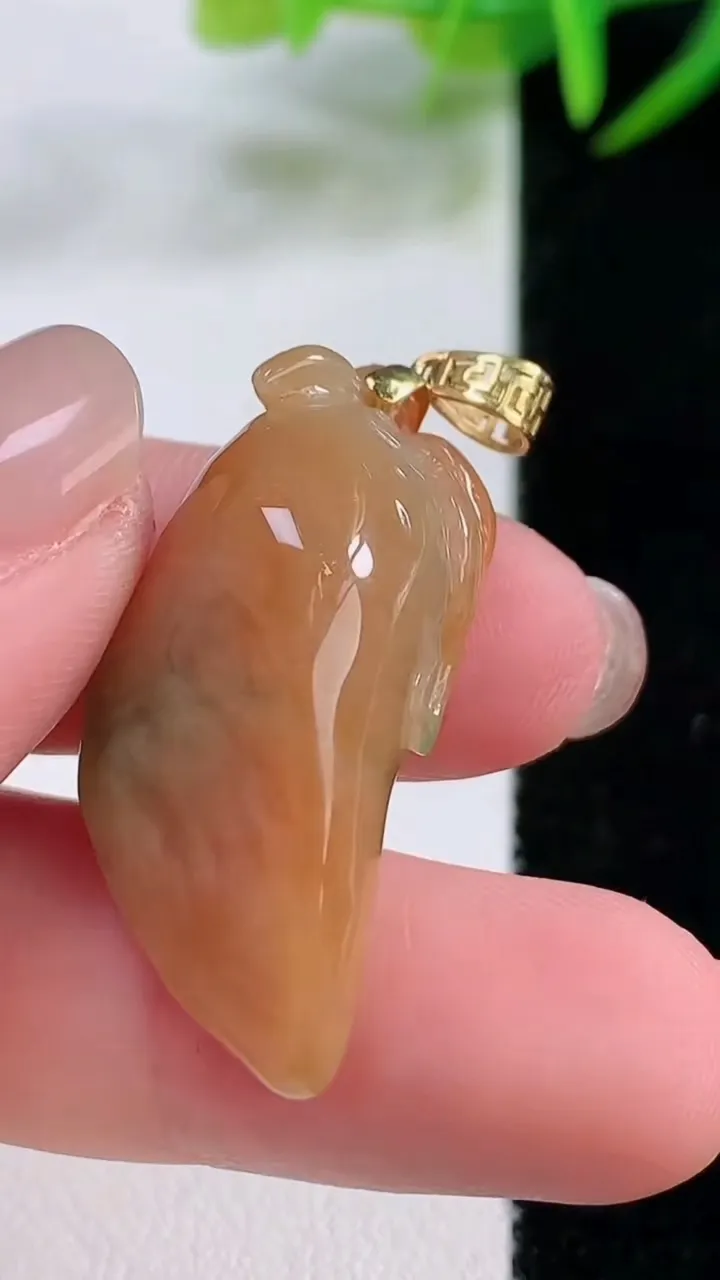 天然A货翡翠18K金双彩福瓜吊坠，尺寸32.2-14.4-12，重量:8.90g
11月26日