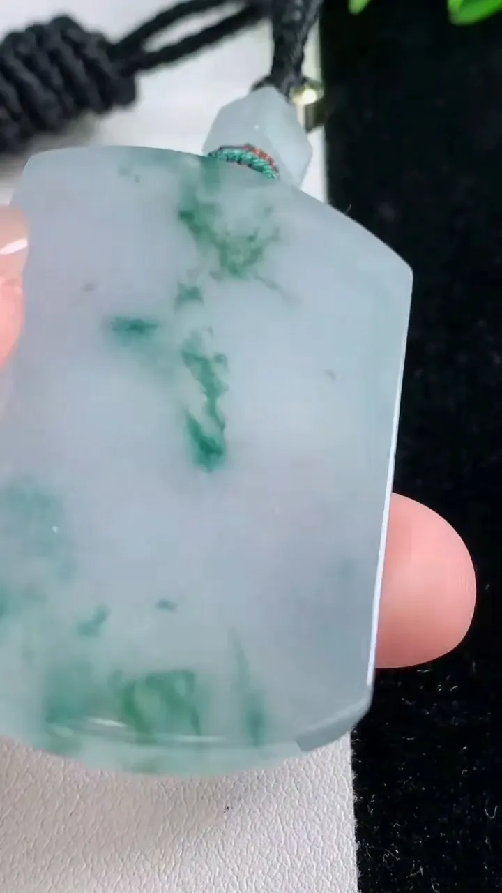 天然A货翡翠种飘花仿古无事牌吊坠，尺寸51.8-34.8-5.8，重量:39.30g
11月26日