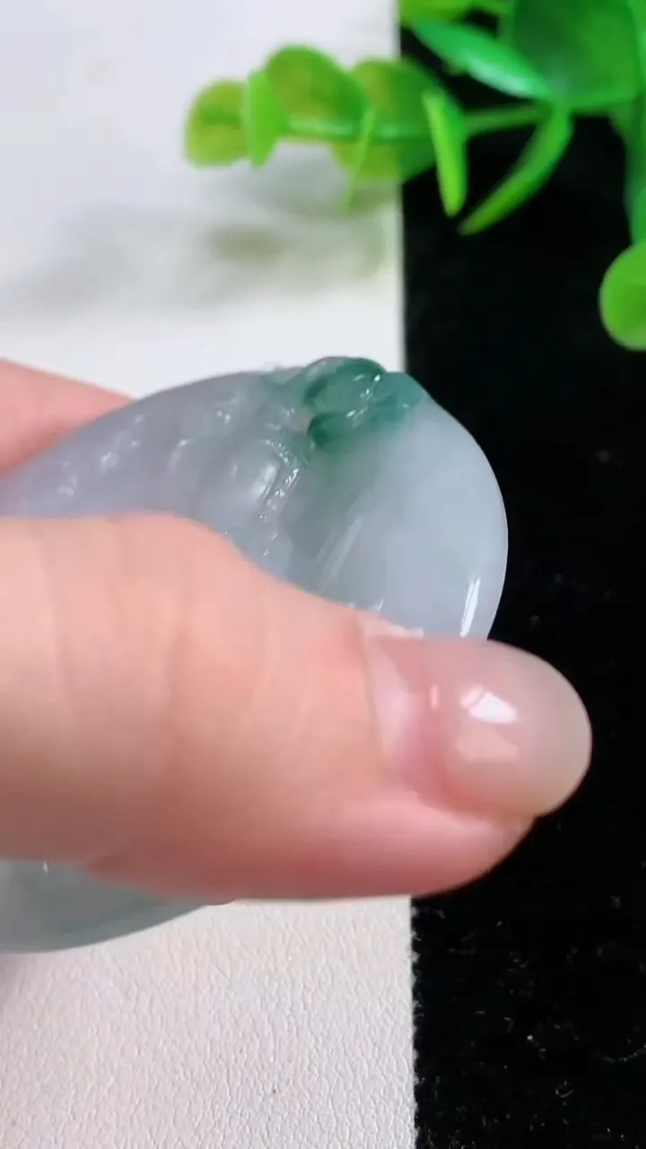 天然A货翡翠冰种飘花普贤菩萨吊坠，尺寸55.4-4.7，重量:31.52g
11月26日