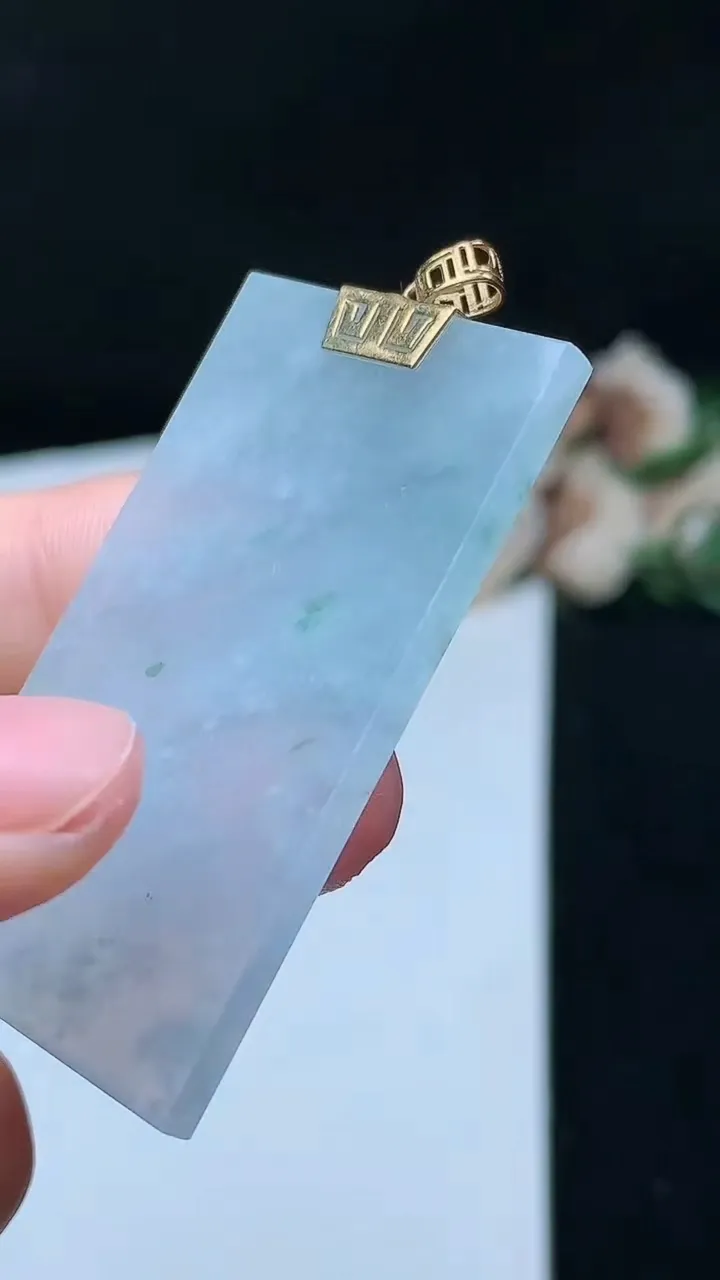 天然A货翡翠飘花无事牌吊坠，尺寸47.8-27.8-2.7，重量:13.02g
11月26日