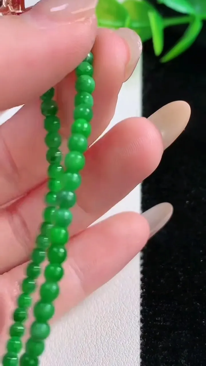 天然A货翡翠小米珠手串，尺寸3.1-54颗，重量:5.40g11月26日
工厂直销收藏佳品,种好水足，色泽均匀，有种有色，上手高大气！