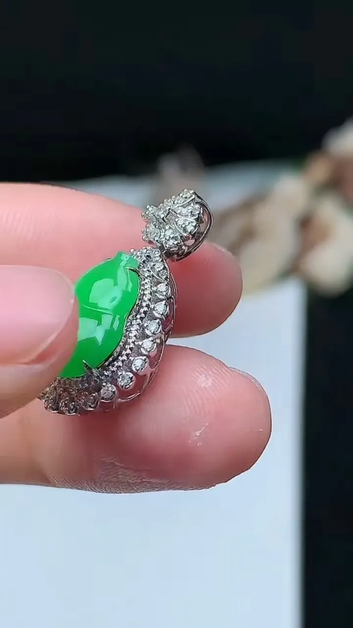 天然A货翡翠葫芦吊坠，尺寸22.7-12.3-7.2，裸石11.9-8.9，重量:2.71g
11月26日