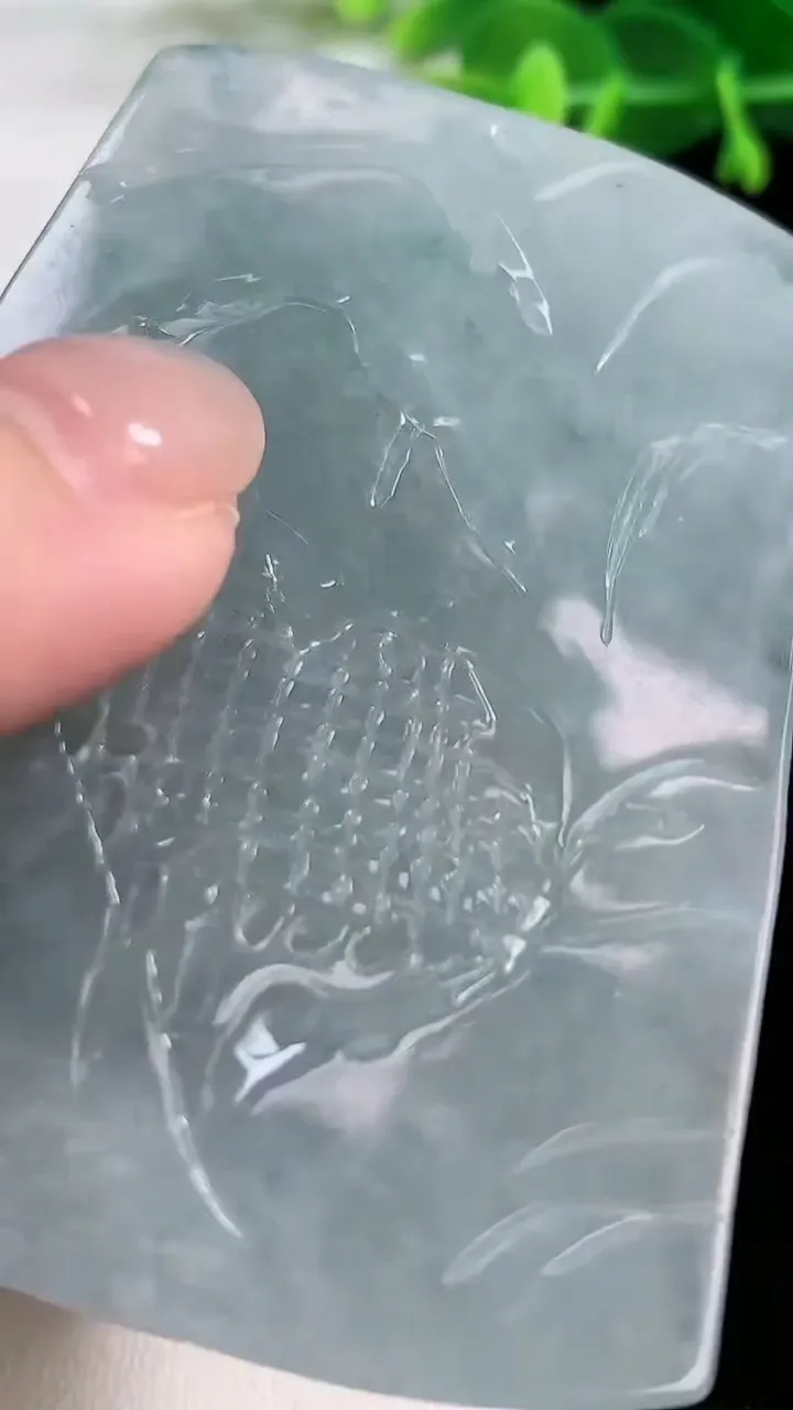 天然A货翡翠牌吊坠，尺寸64-49-14，重:94.81g
11月26日