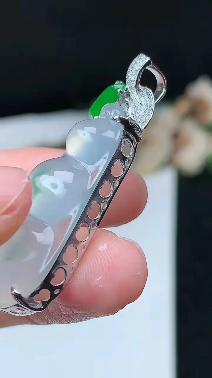 天然A货翡翠福豆吊坠，尺寸32.9-16.8-9.4，重量:6.33g
11月26日