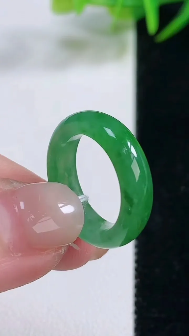 天然A货翡翠指环戒指，尺寸15.3-4.5-2.9，重量:2.98g2025年11月26日
工厂直销收藏佳品,种好水足，色泽均匀，有种有色，上手高大气！