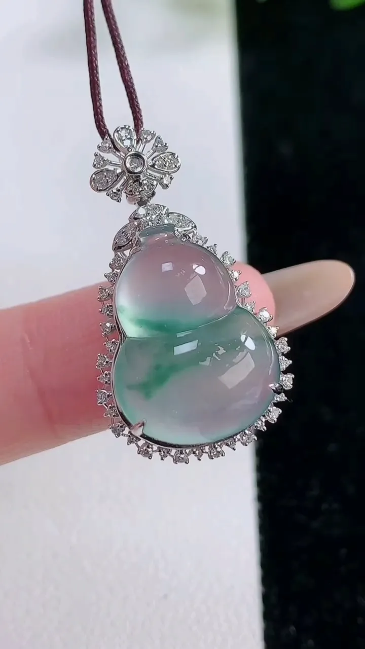 天然A货翡翠种飘花葫芦吊坠，尺寸28.8-15.6-10.4，裸石17.5-13重量:3.53g
1