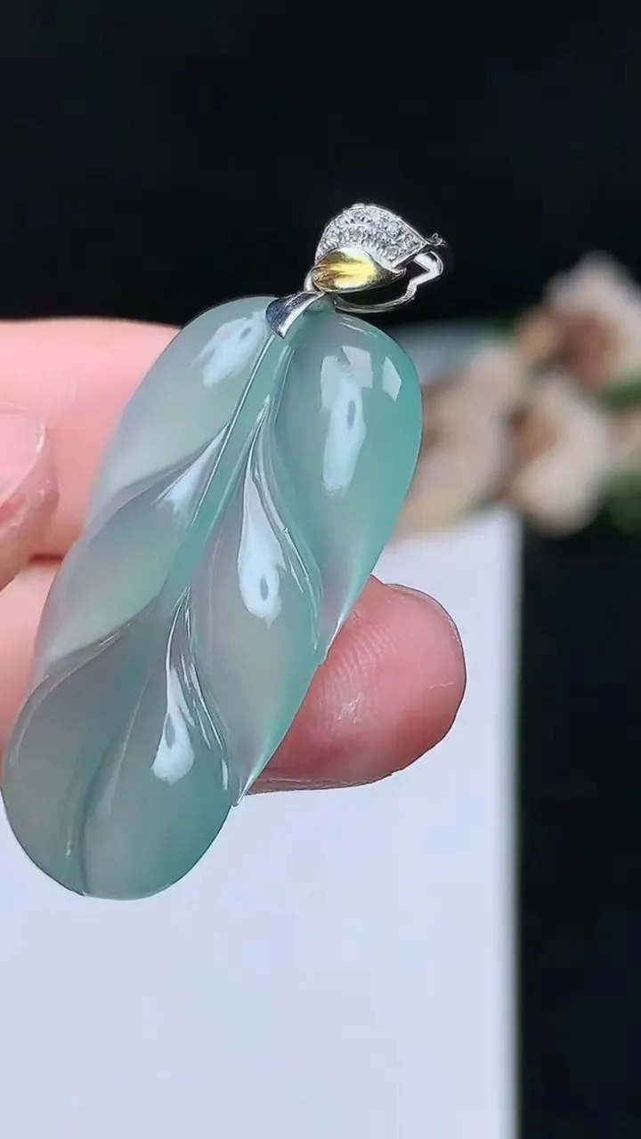 天然A货翡翠金枝玉叶 叶子吊坠，尺寸33.2-20.2-3.6，重量:5.21g
11月26日