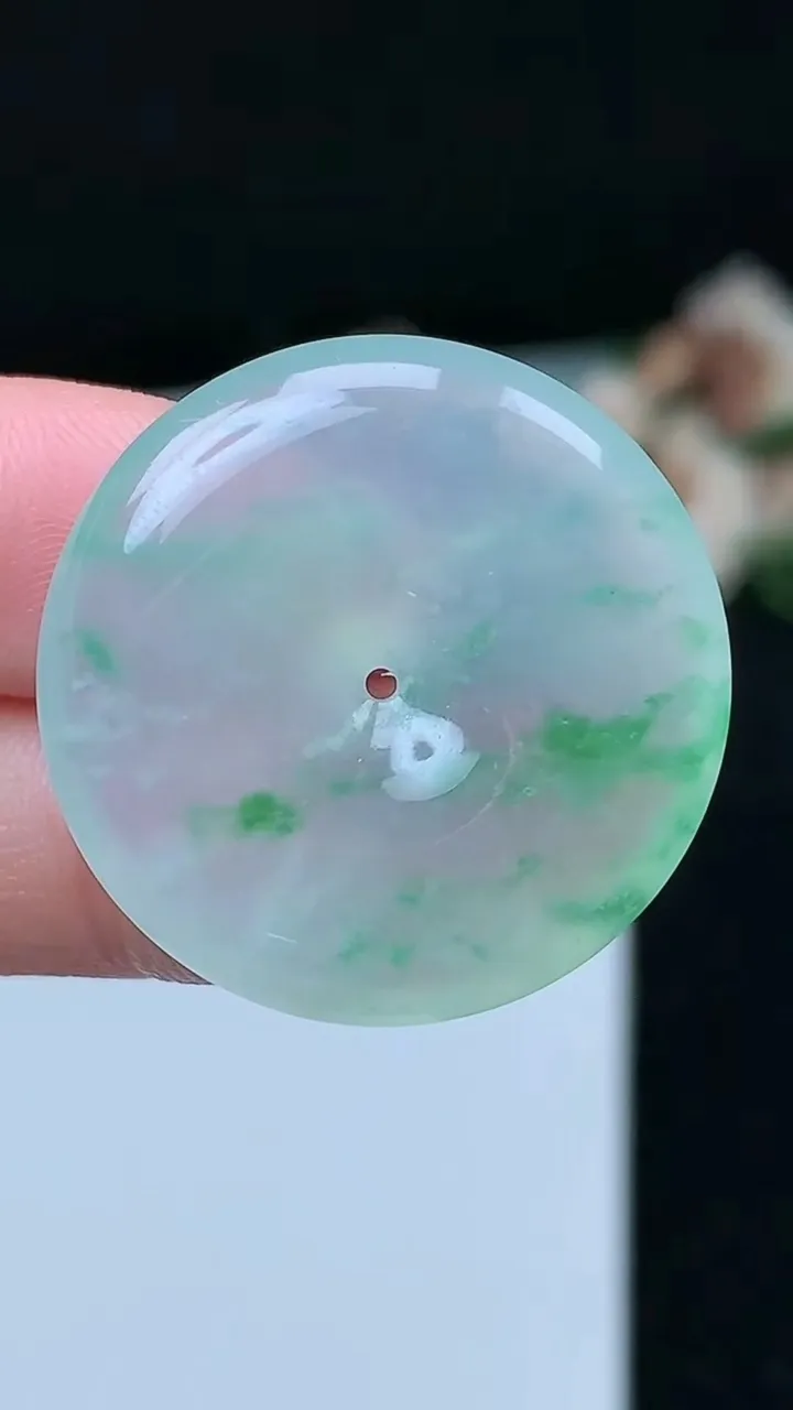 天然A货翡翠平安扣吊坠，尺寸27.7-5.7，重量:9.14g
11月26日