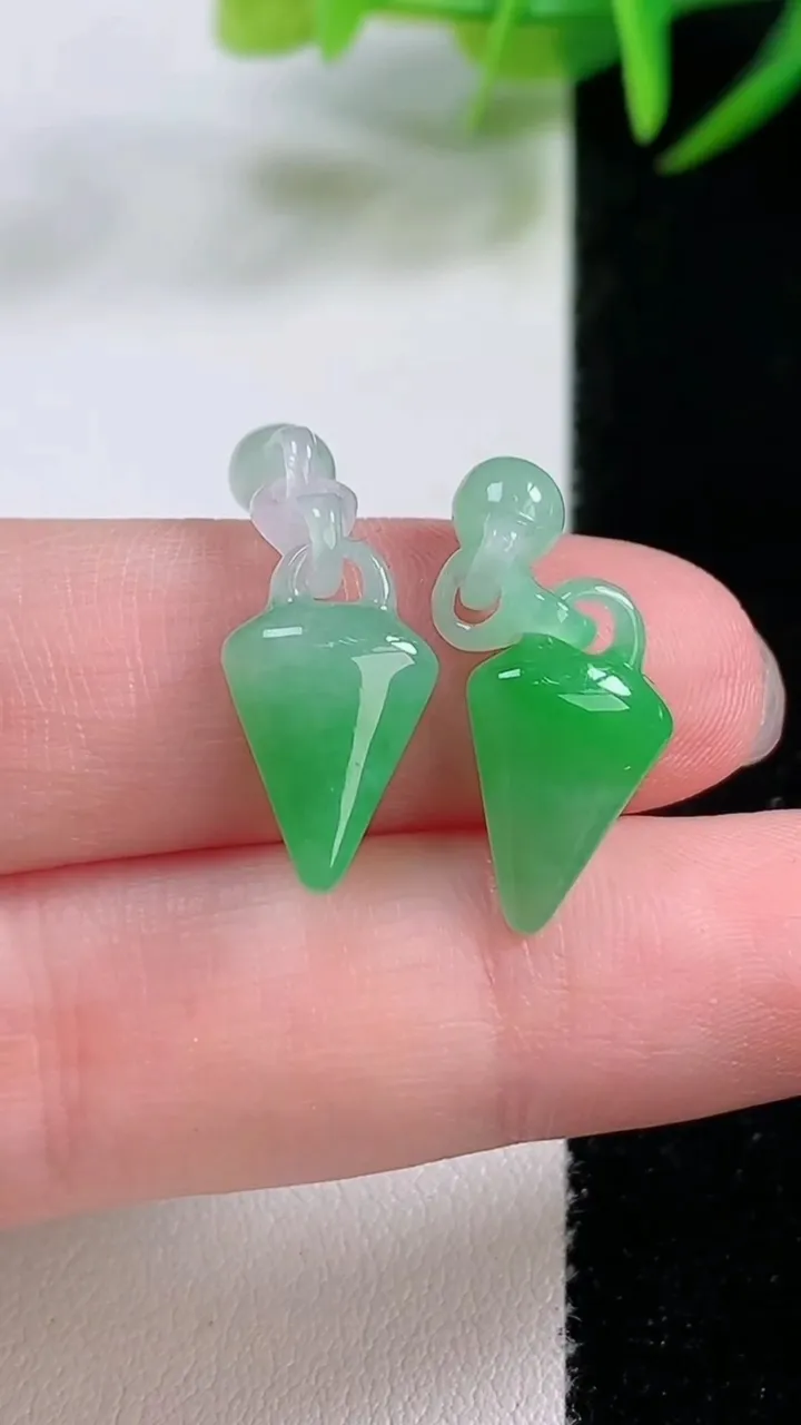 天然A货翡翠水滴吊坠一对，尺寸24-9.6-3.6，重量:2.51g
11月26日