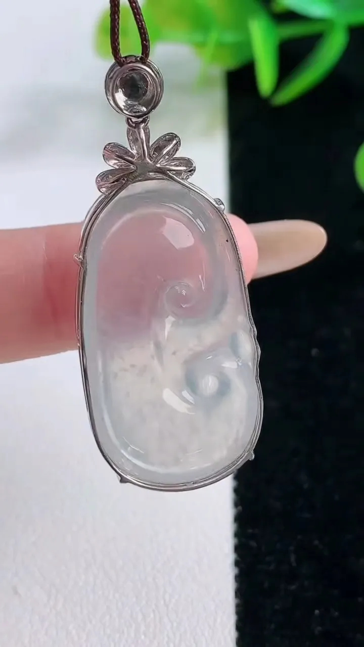 天然A货翡翠种白冰如意吊坠，尺寸40.5-29.8-17.3-6.4，重量:6.80g
11月26日