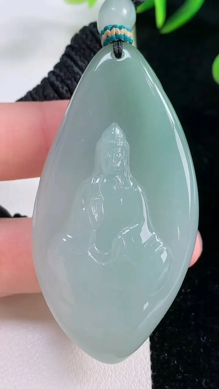 天然A货翡翠观音菩萨吊坠，尺寸60.5-31.8-11.6，重量:42.74g
11月26日
