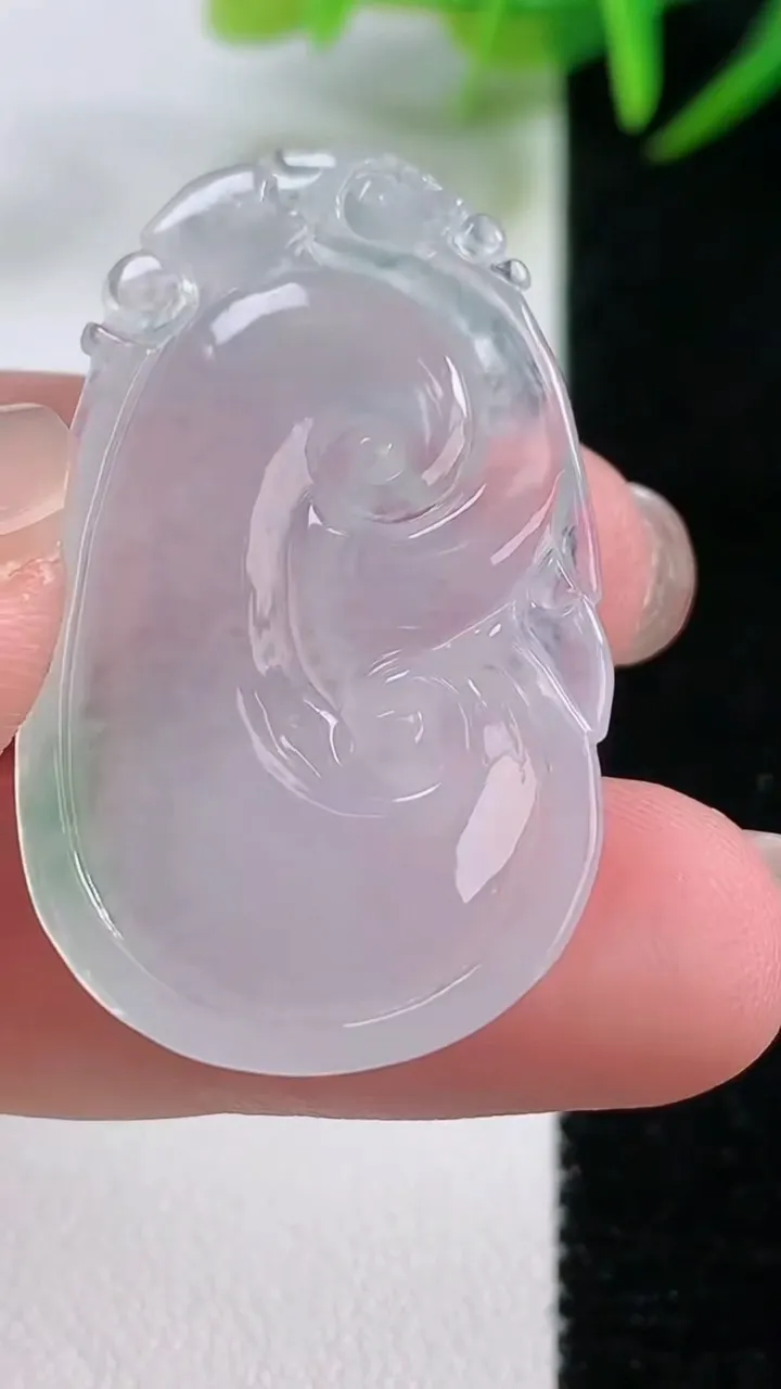 天然A货翡翠如意吊坠，尺寸37.3-22.3-4.7，重量:7.45g
11月26日