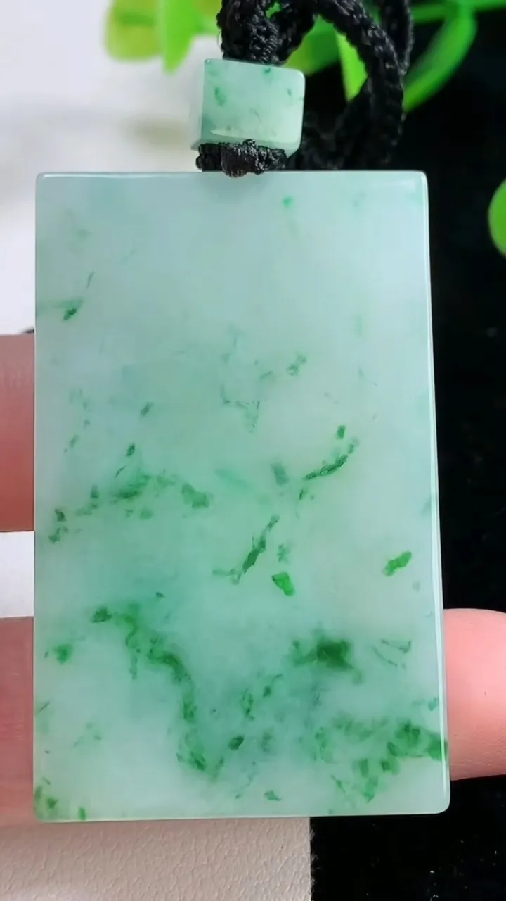 天然A货翡翠仿古无事牌吊坠，尺寸49.3-30.7-5.1，重量:30.33g
11月26日