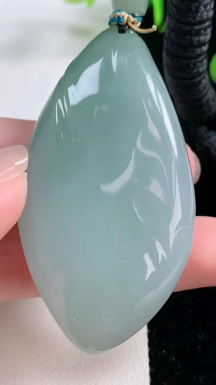 天然A货翡翠观音菩萨吊坠，尺寸60.5-31.8-11.6，重量:42.74g
11月26日