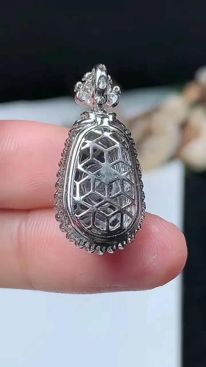 天然A货翡翠福豆吊坠，尺寸27.5-12.9-9.6裸石15.8-8.4，重量:3.85g
11月26日