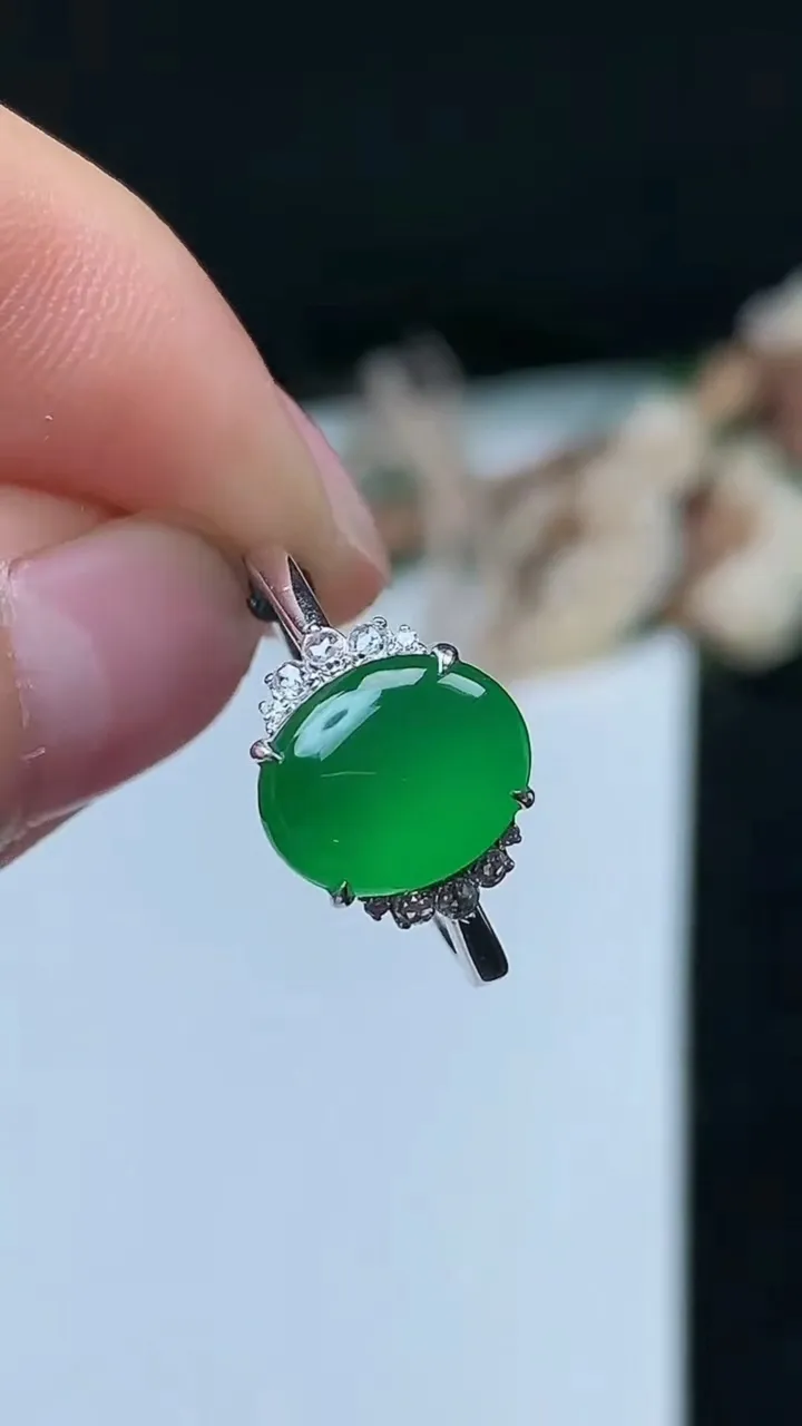 天然A货翡翠蛋面戒指，尺寸17-10.3-8.3，重量:2.88g2025年11月26日
工厂直销收藏佳品,种好水足，色泽均匀，有种有色，上手高大气！