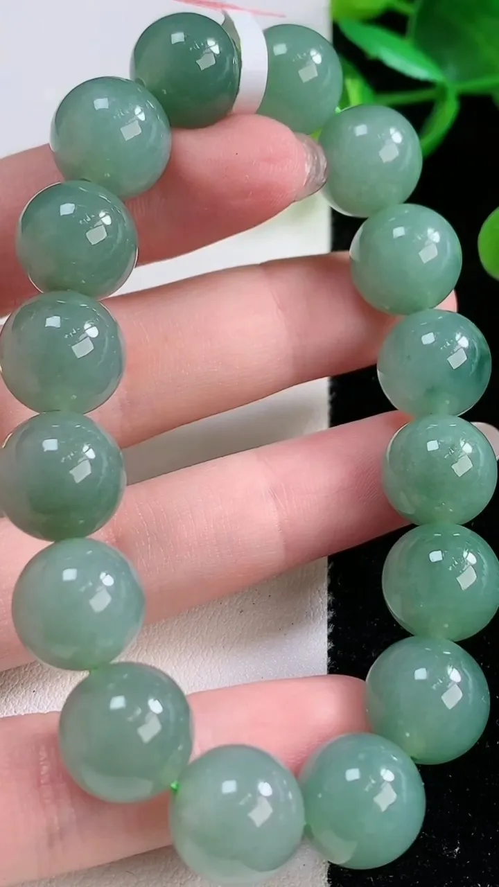 天然A货翡翠圆珠手串，尺寸12.3-16颗，重量:52.67g11月26日
工厂直销收藏佳品,种好水