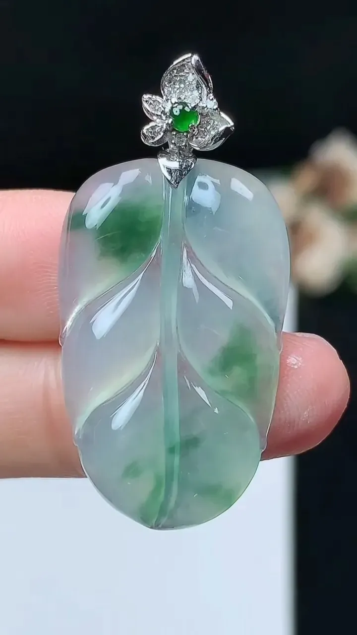 天然A货翡翠金枝玉叶 叶子吊坠，尺寸30.6-19.2-3.4，重量:4.75g
11月26日
