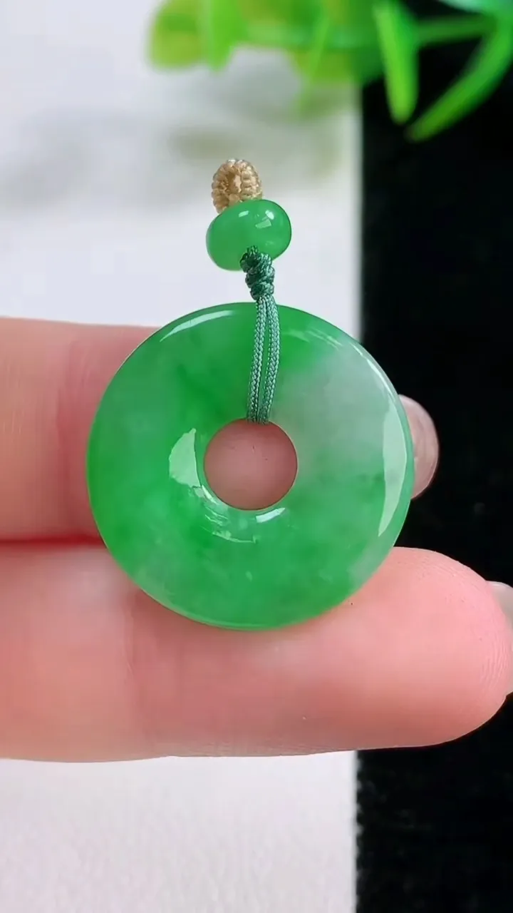 天然A货翡翠平安环吊坠，尺寸21.3-2.7，重量:2.78g
11月26日