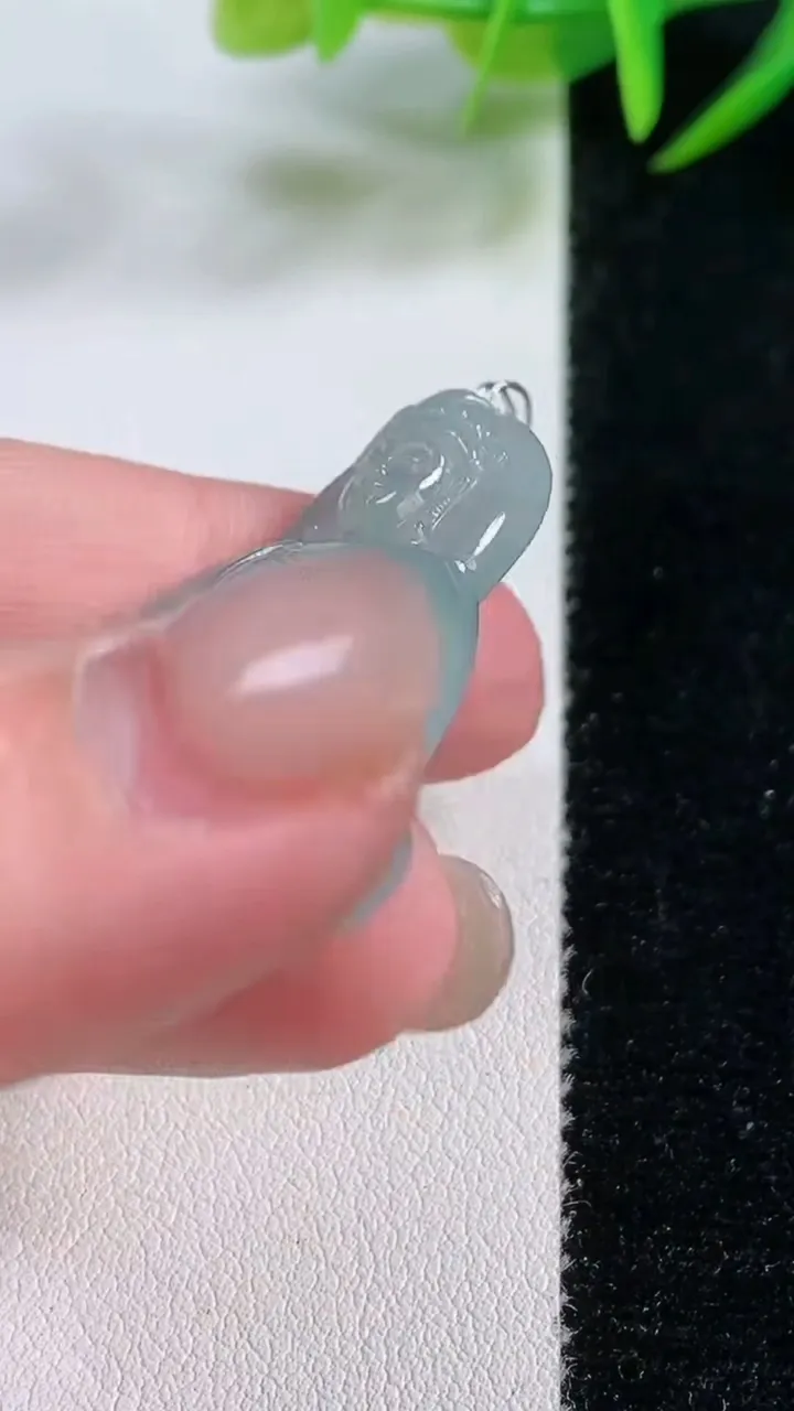 天然A货翡翠观音菩萨吊坠，尺寸41.7-28.6-5.9，重量:11.77g
11月26日