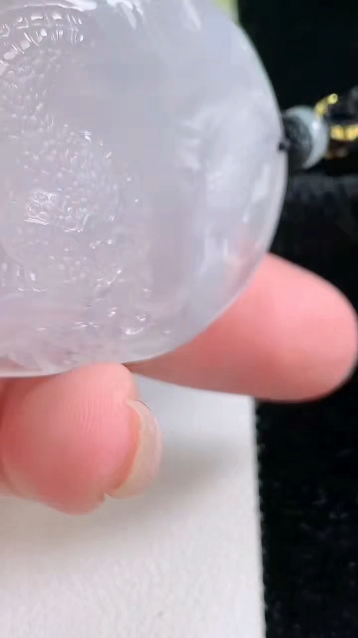 天然A货翡翠种白冰龙牌吊坠，尺寸46.2-33.2-10.2，重量:31.32g
11月26日