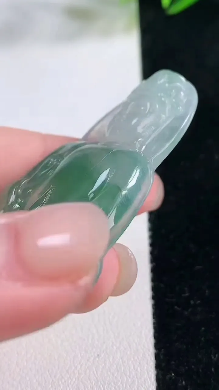 天然A货翡翠观音菩萨吊坠，尺寸54.3-34-5.8，重量:18.51g
11月26日