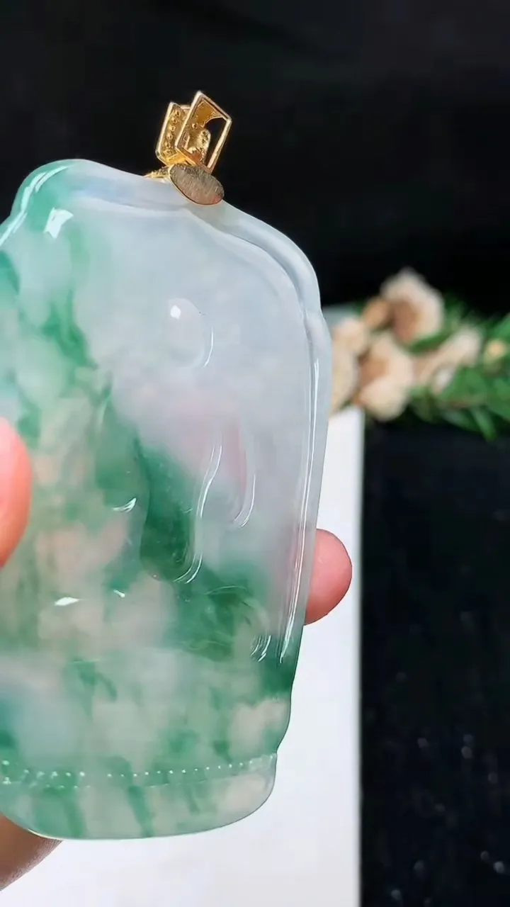 天然A货翡翠千手观音吊坠，尺寸65-43.3-7，重量:41.28g
11月26日