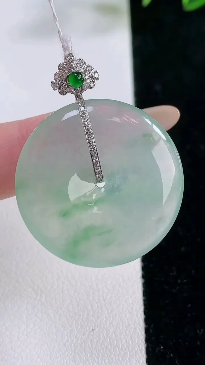 天然A货翡翠平安扣吊坠，尺寸29.2-5.3，重量:10.06g
11月26日