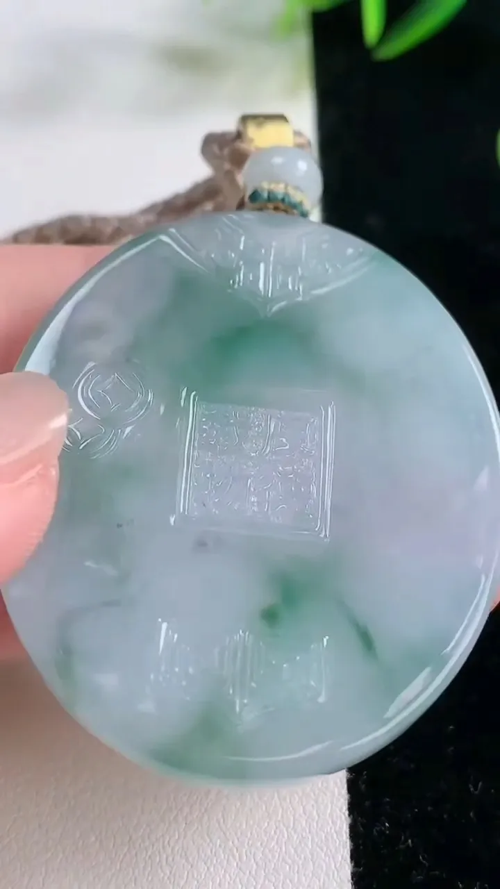 天然A货翡翠种飘花仿古无事牌吊坠，尺寸49.5-42-5.4，重量:33.12g
11月26日