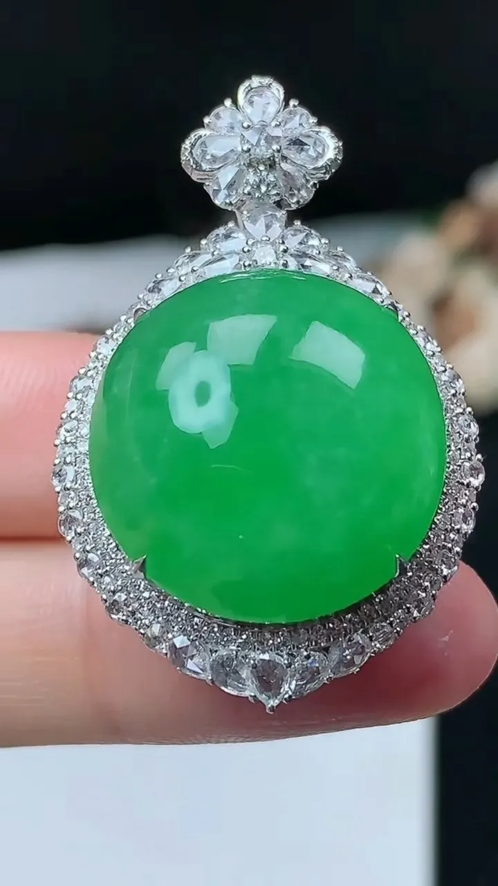 天然A货翡翠蛋面吊坠，尺寸39-25.5-17.7，裸石21-20.5，重量:15.39g
11月26日