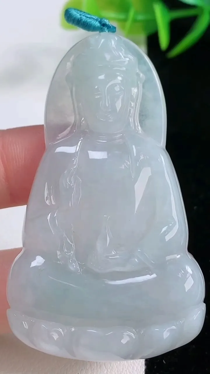 天然A货翡翠观音菩萨吊坠，尺寸60.6-35.8-6.4，重量:25.26g
11月26日